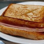 sandwich de mantequilla con queso y jamón york