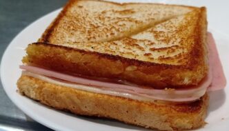 sandwich de mantequilla con queso y jamón york