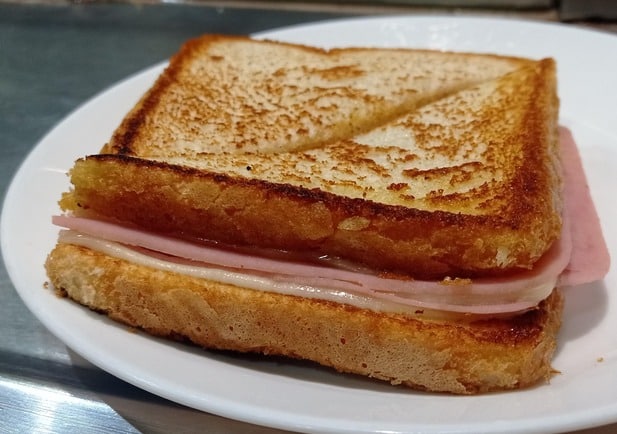 sandwich de mantequilla con queso y jamón york