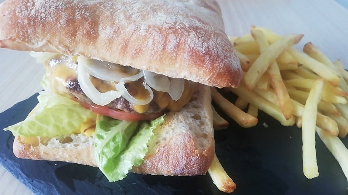 bocadillo completo de hamburguesa con patatas