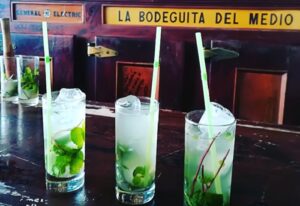 Auténtico mojito cubano servido en La bodeguita de el medio de La Habana