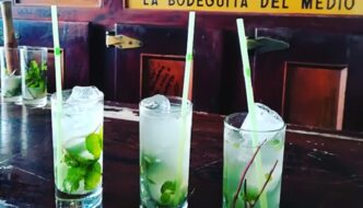 Auténtico mojito cubano servido en La bodeguita de el medio de La Habana