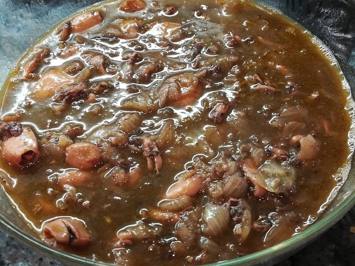 Vierte los chipirones encebollados en una fuente