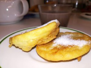 Buñuelos caseros con azúcar para desayunar