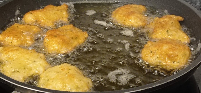 freír los buñuelos de bacalao a fuego medio hasta que estén dorados