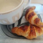 croissant con cafe