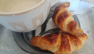 croissant con cafe