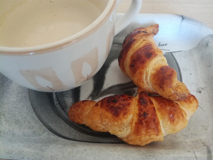 croissant con cafe