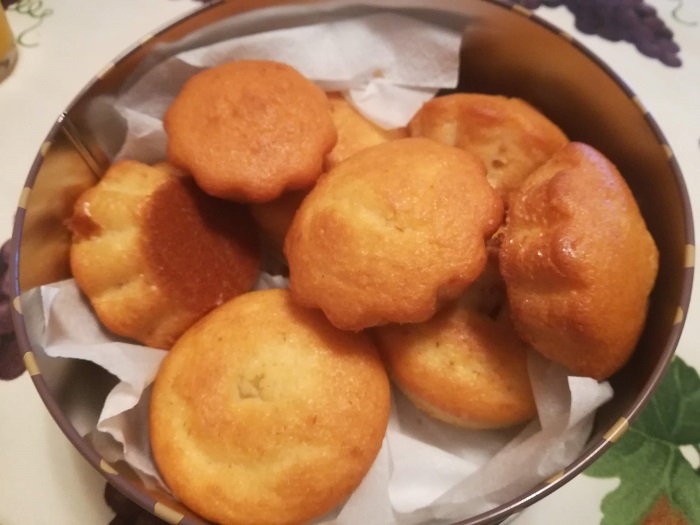 Caja con magdalenas hechas en casa