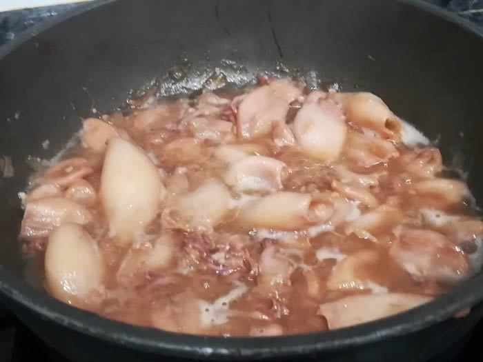 chipirones con salsa de cebolla y vino