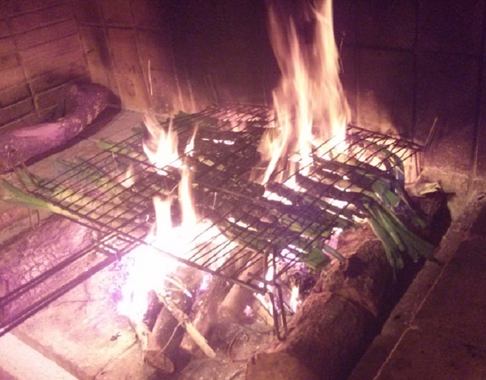 Hacer calçots en la chimenea