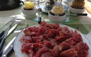 carne y salsas para fondue