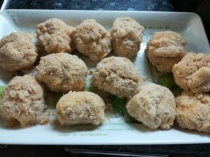 masa de croquetas pasada por huevo y pan rallado