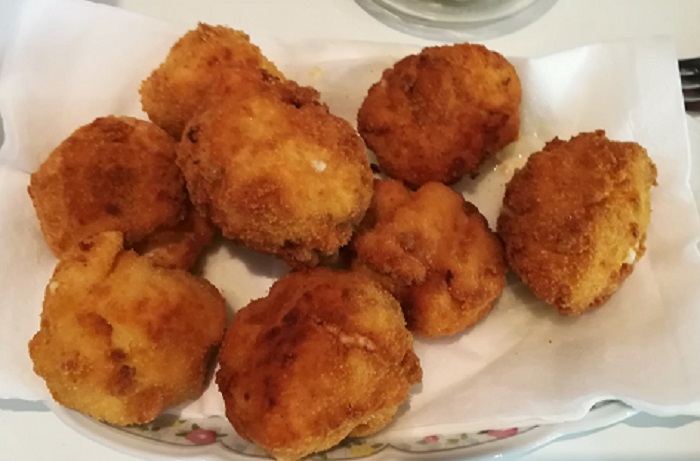 croquetas sobre servilleta para escurrir el aceite