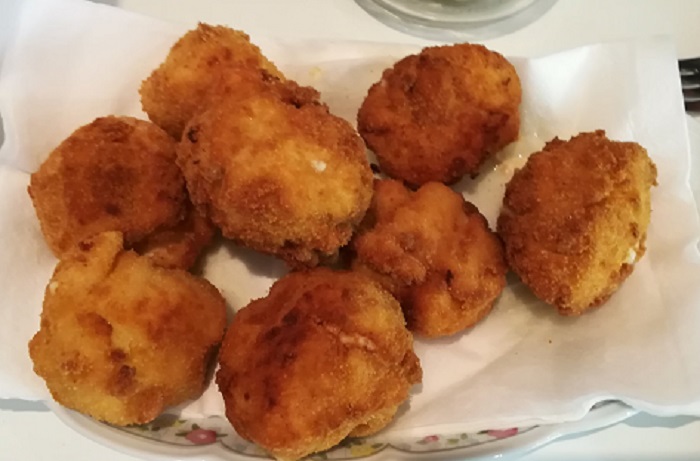 croquetas sobre servilleta para escurrir el aceite