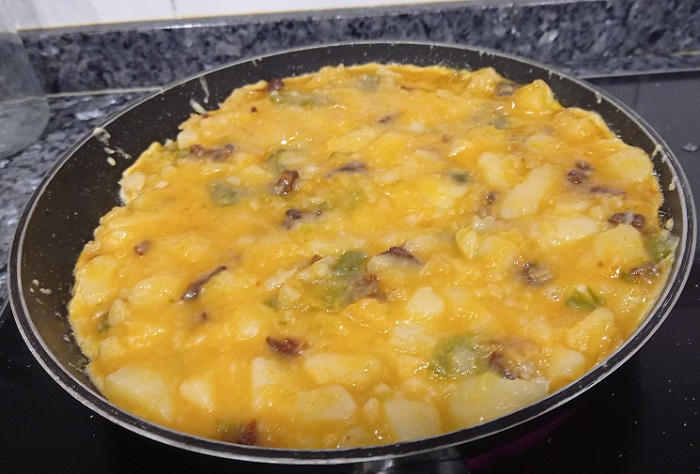 cuajando la tortilla de chorizo