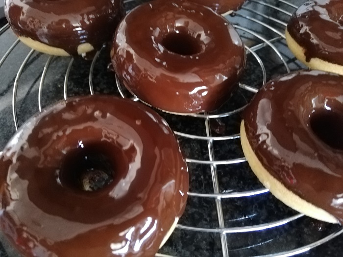 donut saludable bañado en chocolate negro