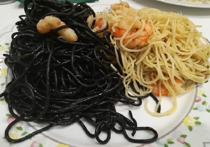 Espaguetis con gambas, pasta negra o pasta blanca