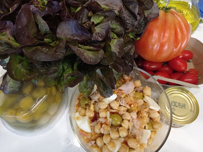 emplatar ensalada de garbanzos