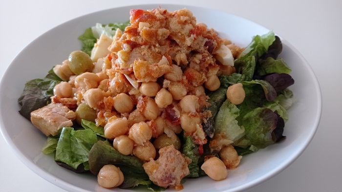 Ensalada con garbanzos, atún, huevo y vinagreta