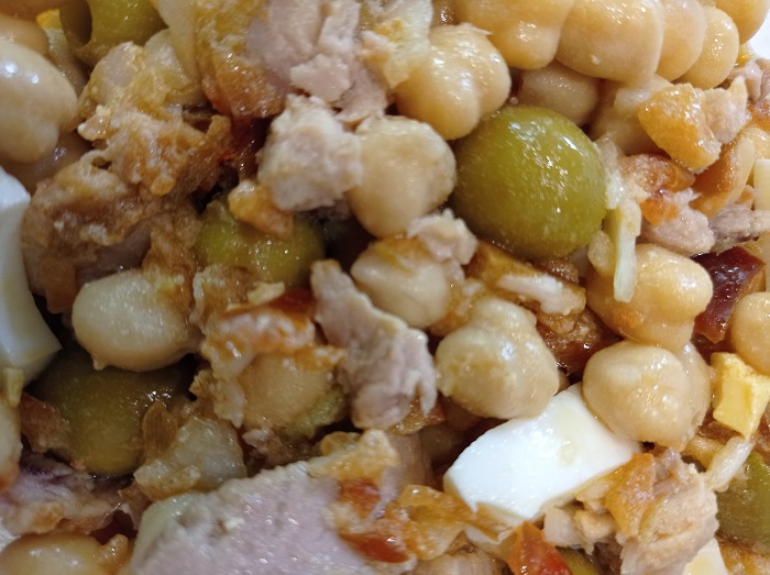 detalle de ensalada de garbanzos