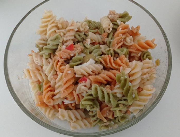 ensalada fría de pasta con atun y aceitunas