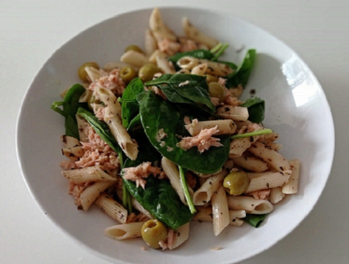 ensalada de pasta de espelta con espinacas y bonito