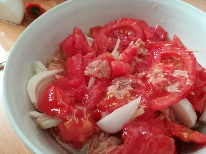 ensalada de tomate, atún y cebolleta tierna