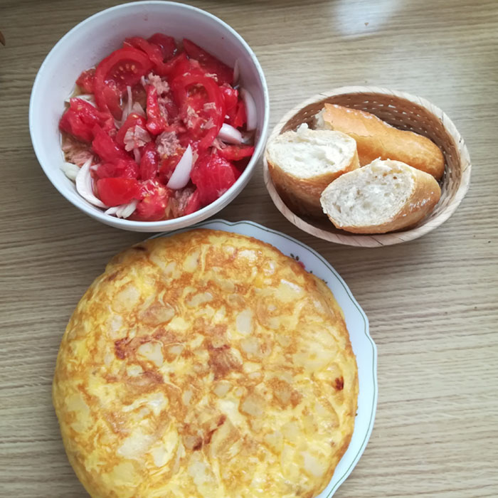 tortilla de patata y ensalada de tomate