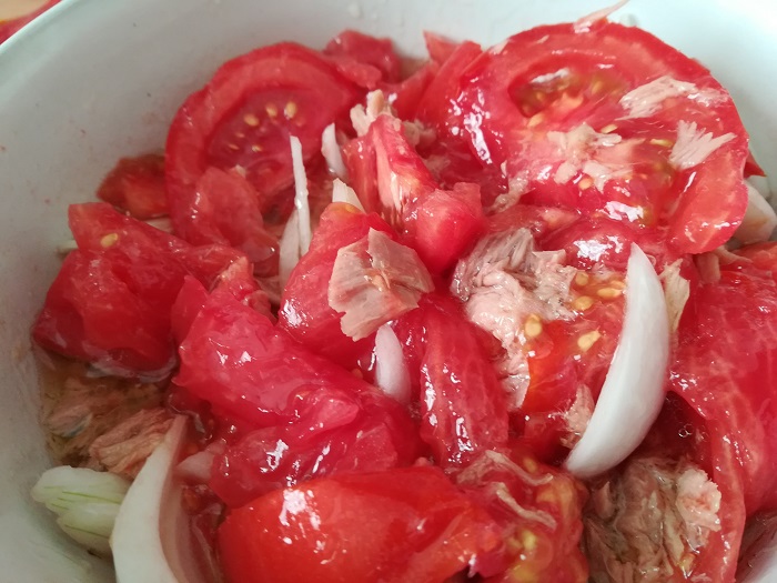 ensalada de tomate y bonito