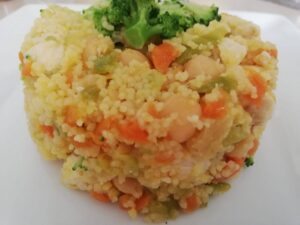 ensalada de cuscus, verduritas, garbanzos y pollo