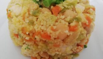 ensalada de cuscus, verduritas, garbanzos y pollo