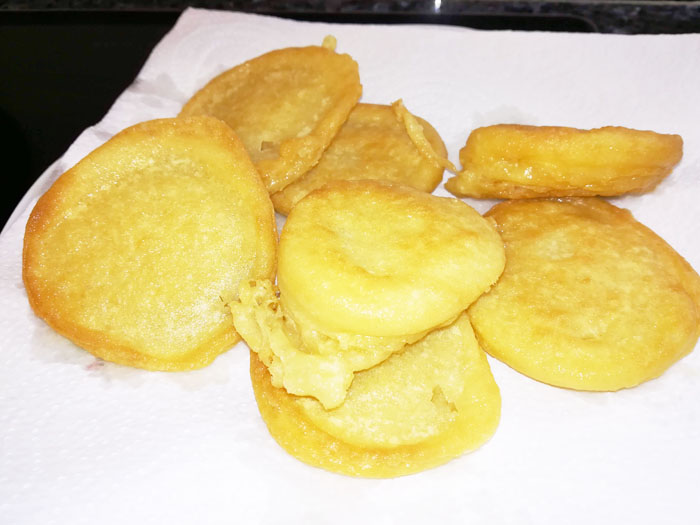 buñuelos caseros escurriendo aceite