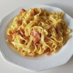 plato de espagueti a la carbonara