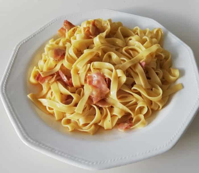 plato de espagueti a la carbonara