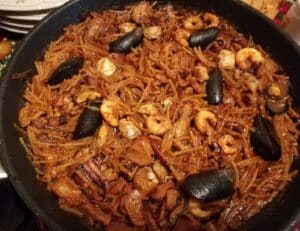 fideuá casera de marisco y pescado