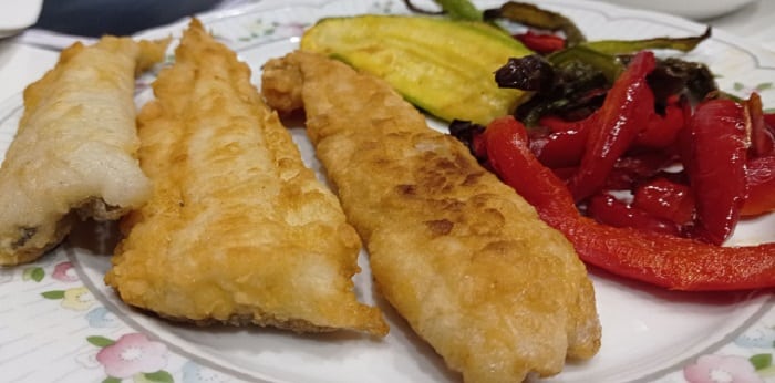 filetes rebozados de gallo con verduritas asadas