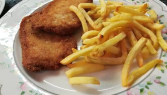 filetes rebozados de lomo de cerdo con patatas