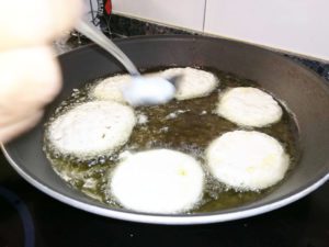 masa de buñuelos en la sarten