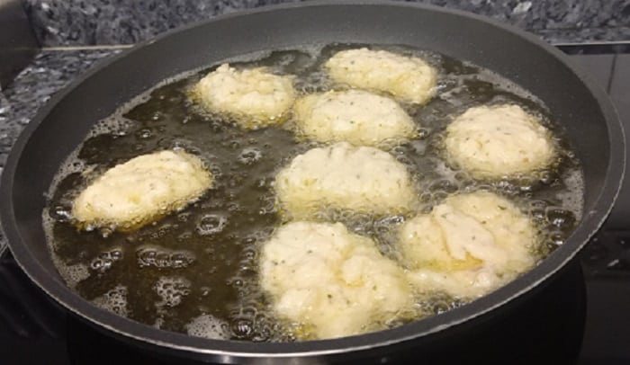 Freir la masa de los buñuelos en aceite muy caliente