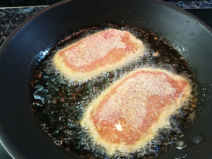 lomo de cerdo empanado en la sartén