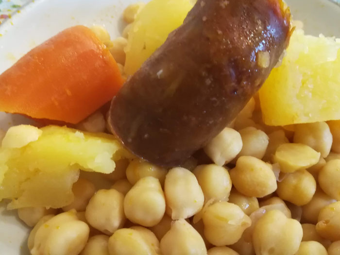 garbanzos con chorizo patata y zanahoria