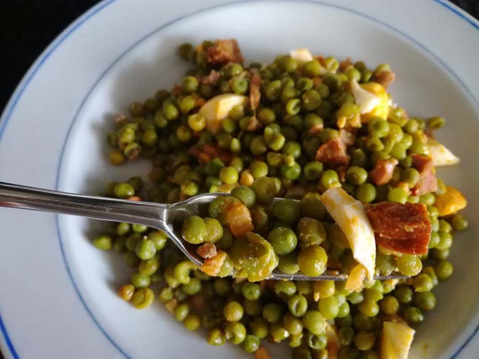 Plato de guisantes con jamon y chorizo picante