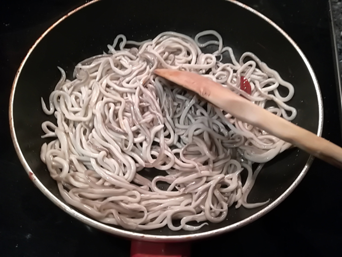 preparando gulas con guindilla