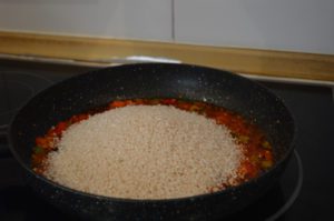 preparando arroz amarillo