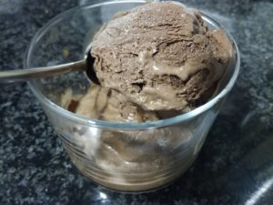 helado cremoso de chocolate negro