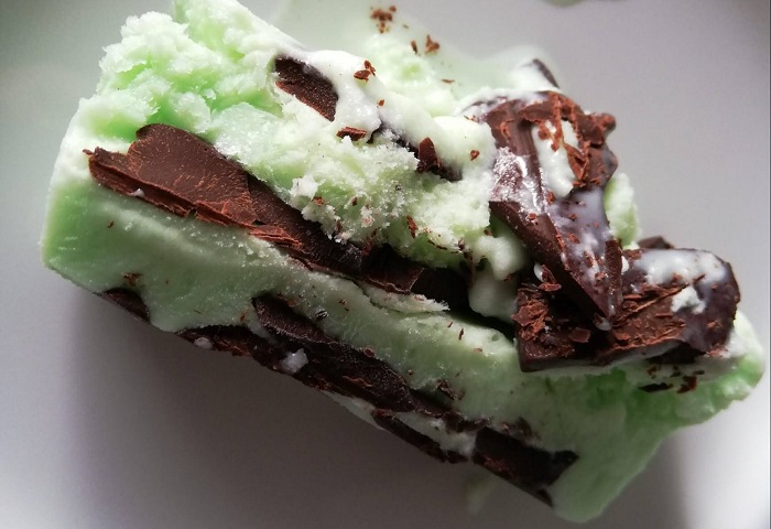 helado de menta con láminas de chocolate