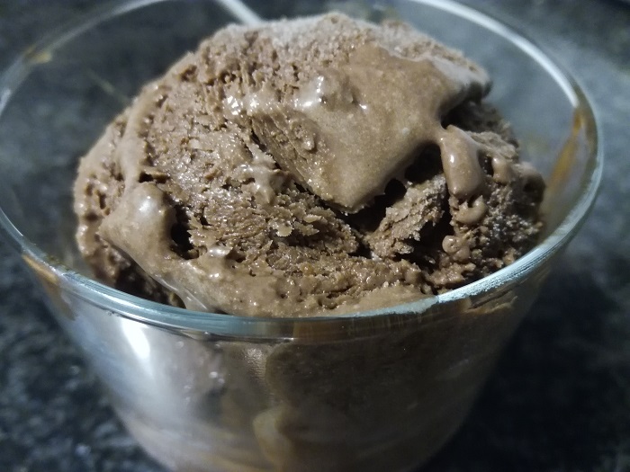 cremoso helado de chocolate negro
