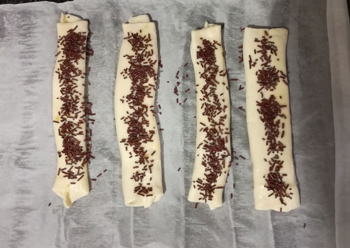 hojaldre con chocolate preparado para el horno