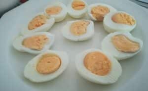 huevos cocidos partidos por la mitad